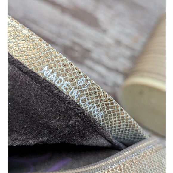 Blowfish Women's Gold Metallic Stacked Heel Side Zip Ankle Boot Size 8 - Picture 5 of 7